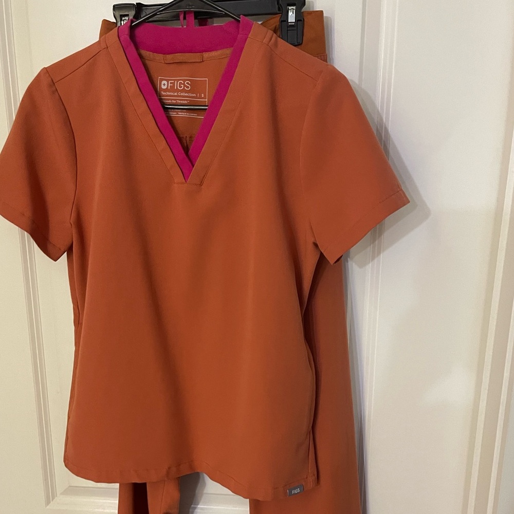 Figs 2 pieces in terracotta retired color mint condition. Worn once